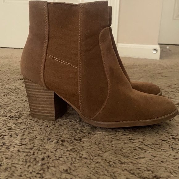 Cute brown ankle boots! Size 6 - Picture 2 of 4